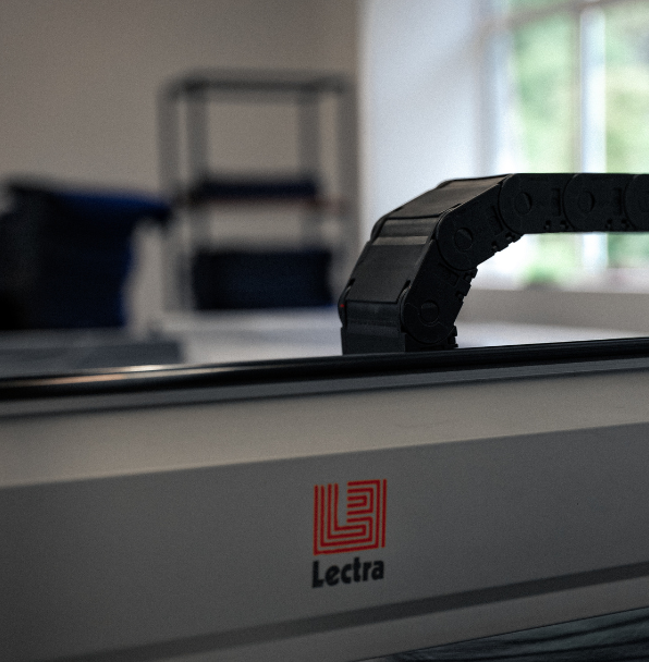 Machine industrielle avec logo Lectra visible.