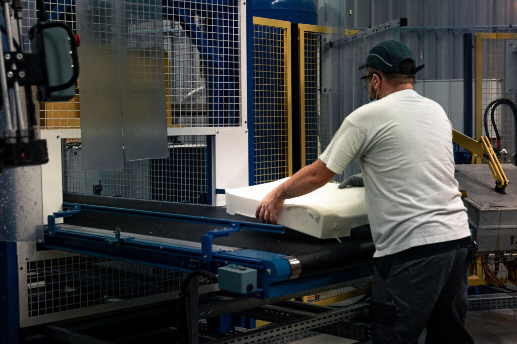 Ouvrier manipulant matériel industriel dans une usine.