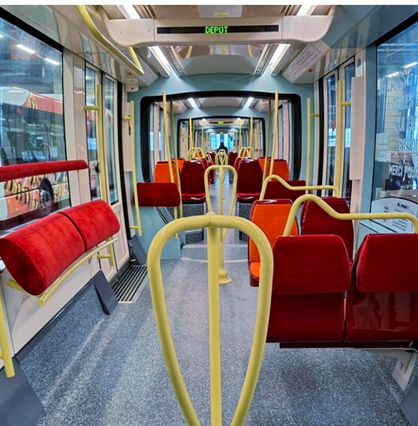 Intérieur d'un tramway moderne et coloré.
